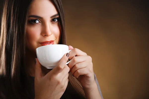 Portrait de jolie femme avec tasse de café — Photo