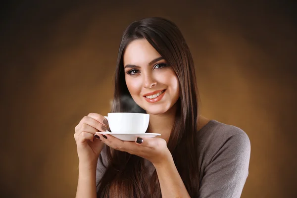 Porträtt av vacker kvinna med kopp kaffe — Stockfoto