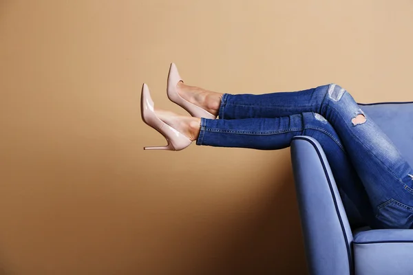 Женские ноги на диване — стоковое фото
