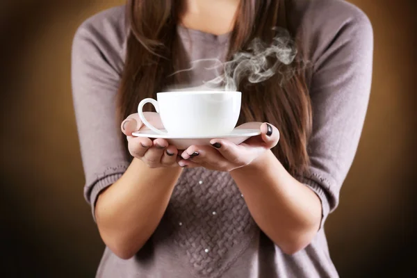 Kadın fincan kahve ve plaka elinde tutan, yakın çekim — Stok fotoğraf
