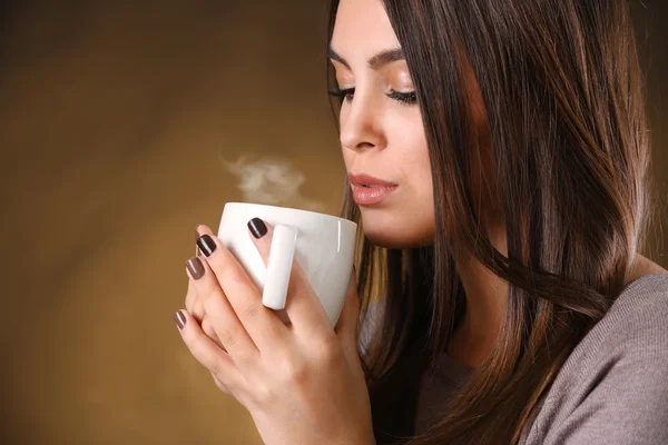 Portret van mooie vrouw met kop koffie — Stockfoto