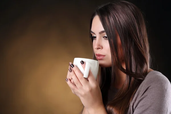 Retrato de mujer bonita con taza de café — Foto de Stock