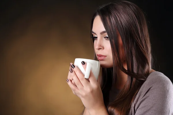 Ritratto di bella donna con tazza di caffè — Foto Stock