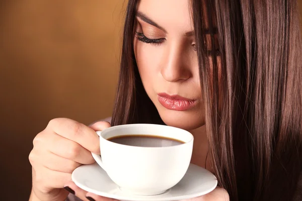 Mujer sostiene la taza de café y platillo en las manos, de cerca — Foto de Stock