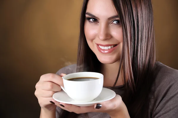 Πορτρέτο του χαμογελώντας γυναίκα αρκετά με το φλυτζάνι του καφέ — Φωτογραφία Αρχείου