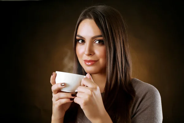 Portret van mooie vrouw met kop koffie — Stockfoto