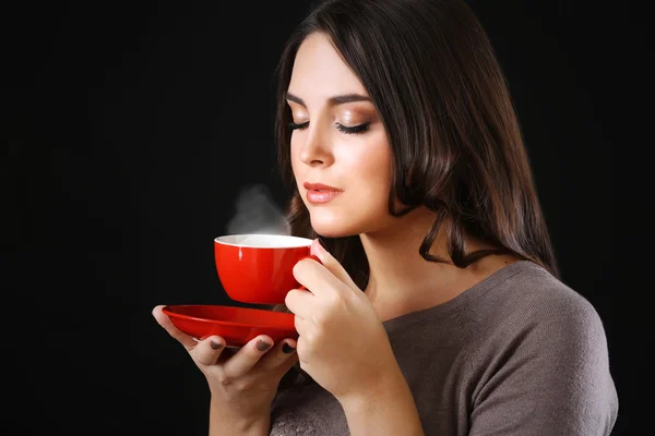 Portret van mooie vrouw met kop koffie — Stockfoto