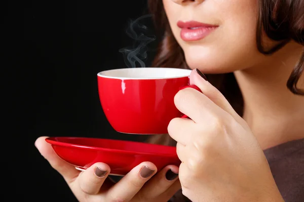 Portret van mooie vrouw met kop koffie, close-up — Stockfoto