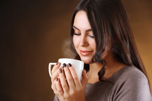 Portret van lachende mooie vrouw met kop koffie — Stockfoto