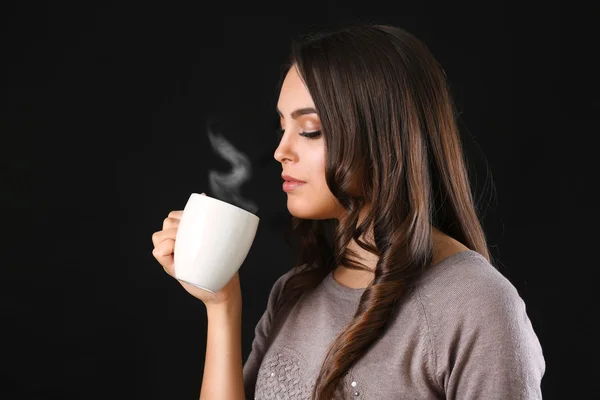 Retrato de mujer bonita sonriente con taza de café — Foto de Stock