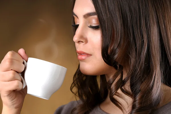 Portret van lachende mooie vrouw met kop koffie — Stockfoto