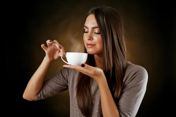 Portret van mooie vrouw met kop koffie — Stockfoto