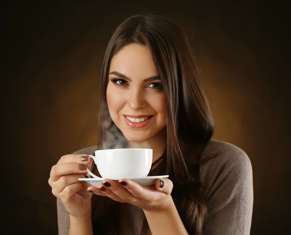Portret van mooie vrouw met kop koffie — Stockfoto
