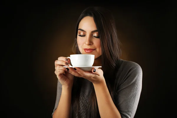 Portret van mooie vrouw met kop koffie — Stockfoto