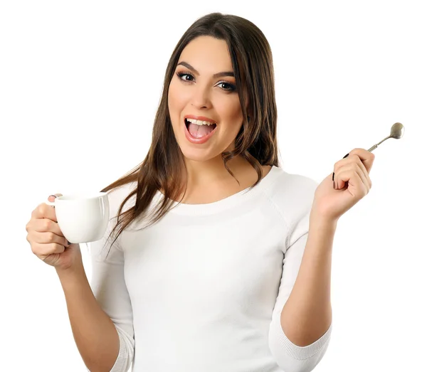 Mujer hermosa feliz con taza de café y cuchara aislada sobre fondo blanco — Foto de Stock