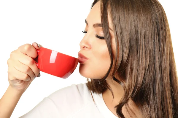 Jeune jolie femme pose avec une tasse de café isolé sur fond blanc — Photo