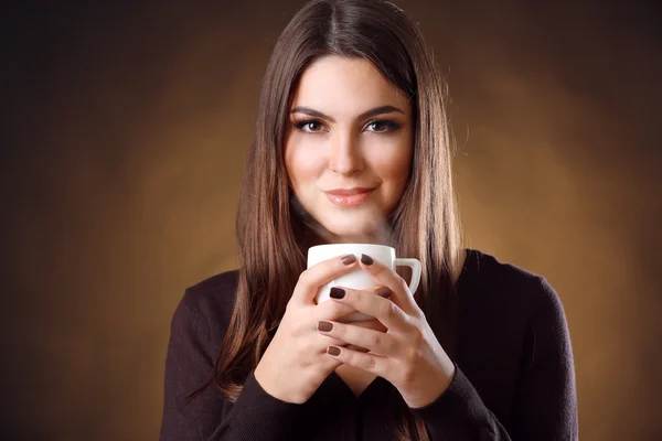 Πορτρέτο του όμορφη γυναίκα με το φλυτζάνι του καφέ — Φωτογραφία Αρχείου