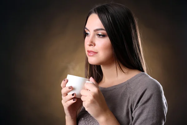 Ritratto di bella donna con tazza di caffè — Foto Stock