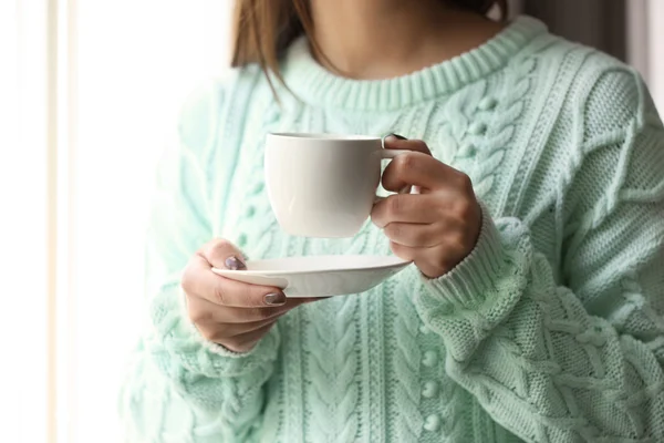 Vrouw houdt kopje koffie — Stockfoto