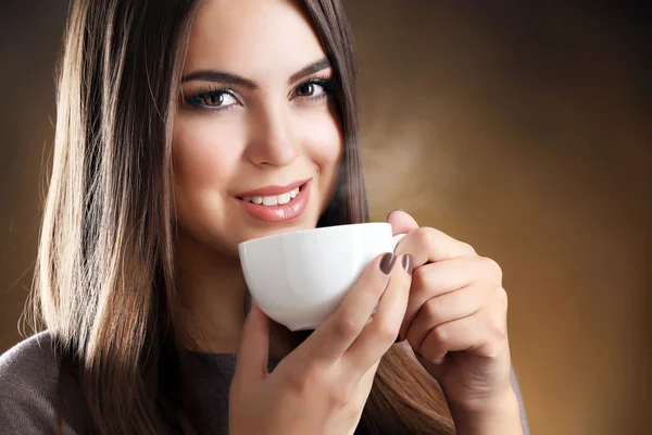 Portret van mooie vrouw met kop koffie — Stockfoto