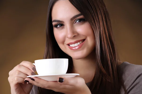 Ritratto di bella donna con tazza di caffè — Foto Stock