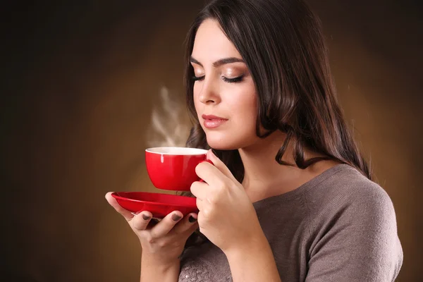 Portret van mooie vrouw met kop koffie — Stockfoto