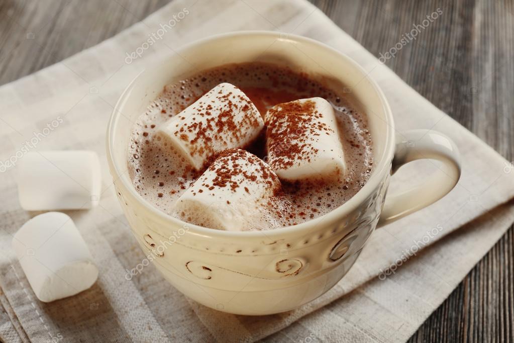 Tasse heißen Kakao mit Marshmallow auf Baumwollserviette, Nahaufnahme -  Stockfotografie: lizenzfreie Fotos © belchonock 91897346