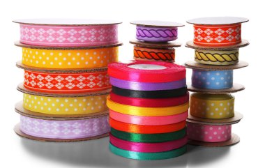 Makaralar üzerinde beyaz izole renkli Şerit'in