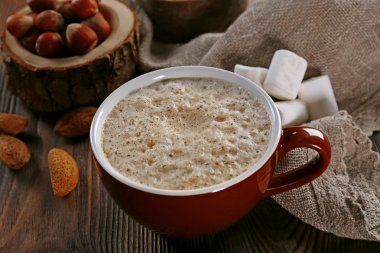 Ahşap masa üzerinde hatmi ile sıcak kakao fincan dekore edilmiş, yakın çekim