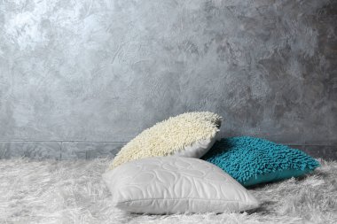 Gri duvar arka plan üzerinde birkaç yastık