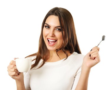 Fincan kahve ve beyaz arka plan üzerinde izole kaşık ile mutlu güzel kadın