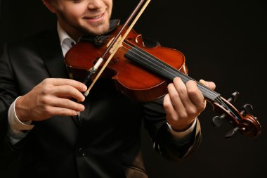 Müzisyen siyah arka plan üzerine keman çalıyor, yakın çekim