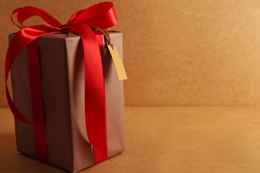 Ahşap arka plan üzerinde yay ile güzel hediye