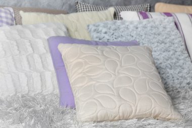 Dekoratif yastıklar kümesi