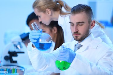 Tıbbi teknisyenler laboratuvarda çalışan