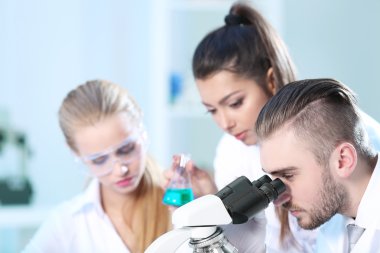 Tıbbi teknisyenler laboratuvarda çalışan