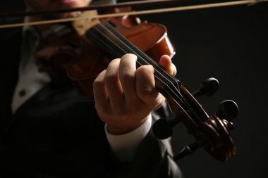 müzisyen keman çalıyor 