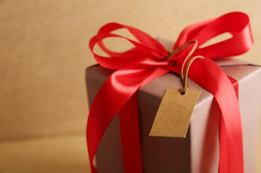 Ahşap arka plan üzerinde yay ile güzel hediye