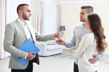 Emlakçı anahtarları çift için verilmesi