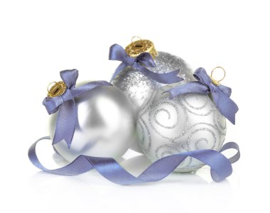 Yılbaşı topları beyazlar üzerinde izole. 