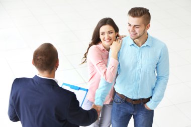 Emlakçı ile mutlu aile