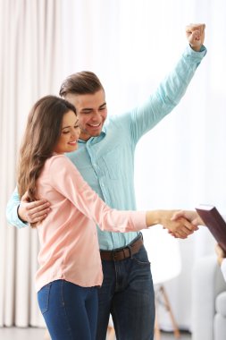 Maddesi ile el sıkışan kadın 