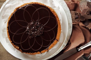 Ahşap arka plan üzerinde lezzetli çikolatalı kek