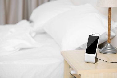 Komodinin üzerinde akıllı telefon