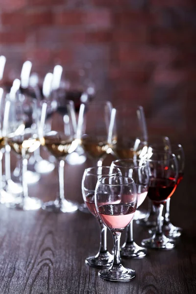 Vinhos com vinho branco, tinto e rosa sobre mesa de madeira close-up — Fotografia de Stock