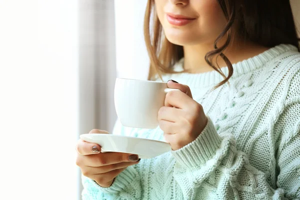 La mujer sostiene la taza de café en las manos, de cerca — Foto de Stock