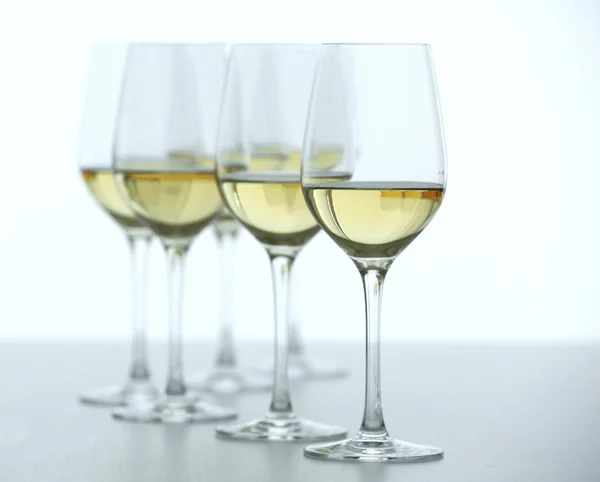 Vinhos com vinho branco na mesa de madeira sobre fundo brilhante — Fotografia de Stock