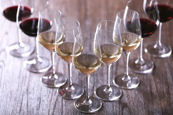 Gafas de vino con vino blanco, tinto y rosa sobre mesa de madera de primer plano — Foto de Stock