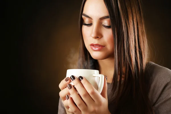 커피 한잔과 함께 예쁜 여자의 초상화를 닫습니다. — 스톡 사진