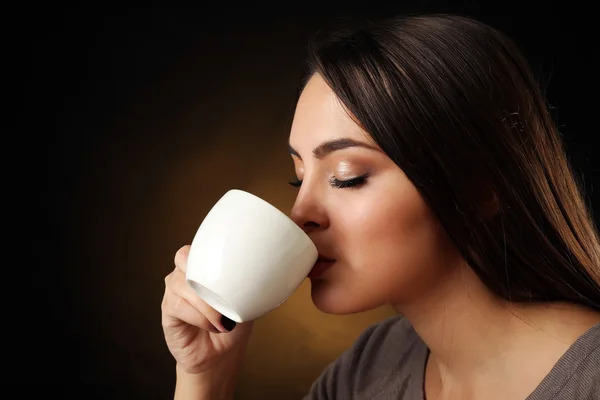 Portrét krásné ženy, pití kávy, zblízka — Stock fotografie